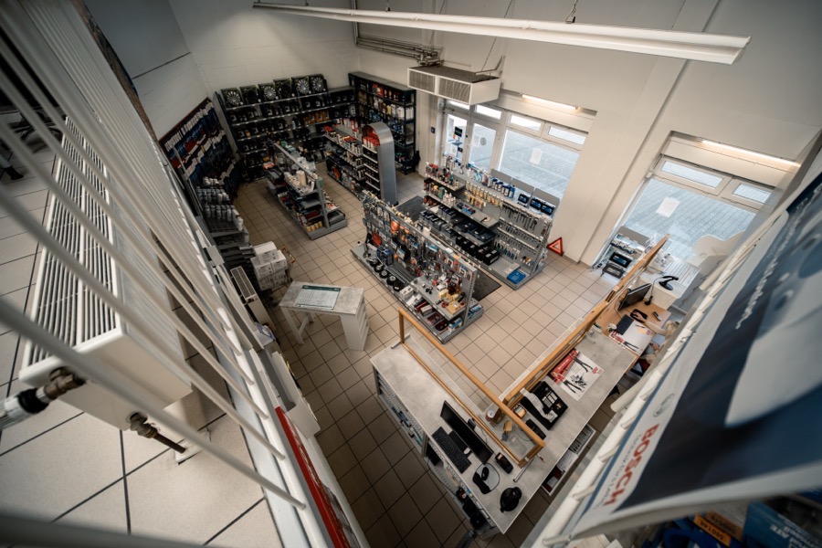 Regale mit Markenprodukten und Ersatzteilen bei P&A Autoteile